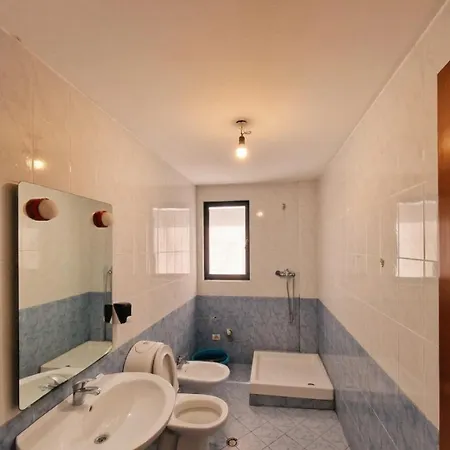 Alea 300m From Beach, Umbrella And Sunbeds Included, Parking, Wifi, Up To 5 People Appartement Golem (Tirana)